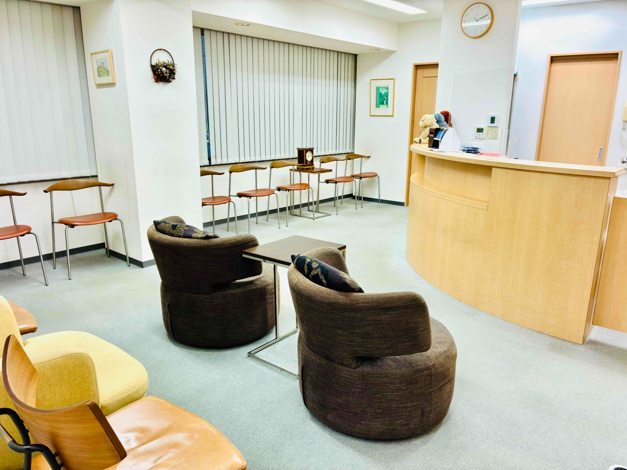 新宿西口耳鼻いんこう科・形成外科の待合室